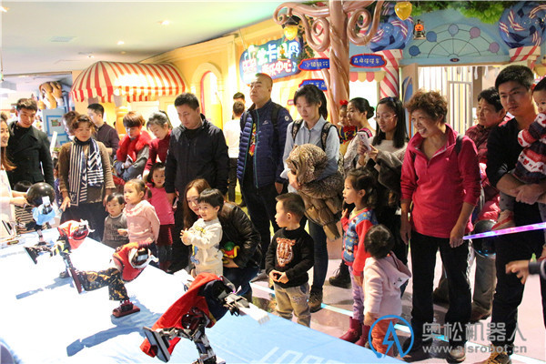 來自“機(jī)器人星球”曾經(jīng)大鬧Intel實驗室的 奧松機(jī)器人裝甲軍團(tuán) ,2016年10月30日集結(jié)在哈爾濱松松小鎮(zhèn),與孩子們共度了一個難忘的萬圣節(jié)。